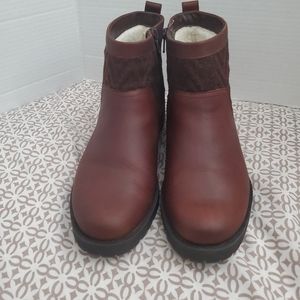 Vionic Boots Size 8.5 .